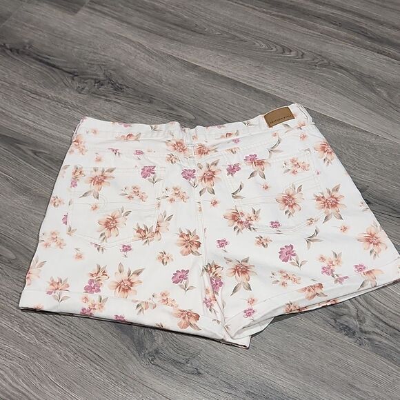 EUC American Eagle Pleated Mom Floral Jean Shorts - Picture 8 of 8